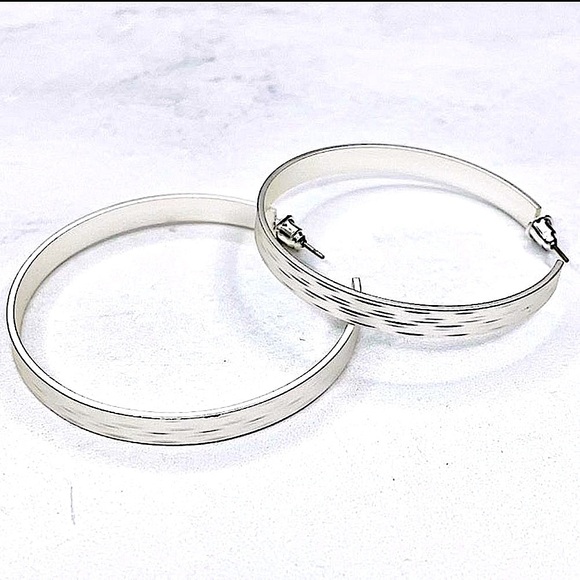 🆕🌿🤍CR: SILVER Matte Hoop Earrings - Picture 2 of 3